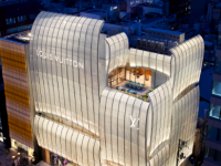 路易威登的大阪旗舰店覆盖着弯曲的玻璃帆