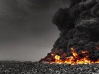 世界上最大的轮胎垃圾场在科威特燃烧