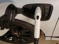 如果您的充电器无法从电动汽车上拔下插头怎么办