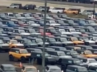 数千辆SUV停在福特密歇根组装厂的照片